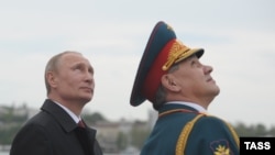 Президент России Владимир Путин (л) и министр обороны России Сергей Шойгу (п)