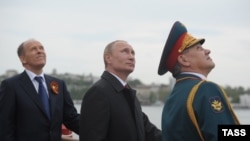 Глава ФСБ России Александр Бортников, президент РФ Владимир Путин и министр обороны РФ Сергей Шойгу (слева направо)