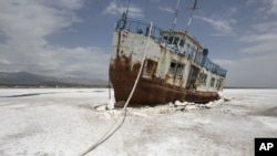 دریاچه ارومیه از جمله مناطق آبی ایران است که طی سال‌های گذشته با وضعیتی بحرانی روبه‌رو شده‌است