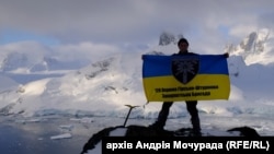 Андрій Мочурад із прапором, з яким пройшов бої на Донбасі