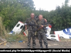 Фото боевиков российских гибридных сил на фоне обломков сбитого МН-17 из социальных сетей