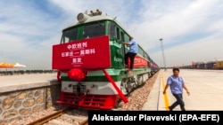 Lucrătorii feroviari se pregătesc pentru un tren de marfă care-și începe călătoria de la Shijiazhuang, China, la Moscova.