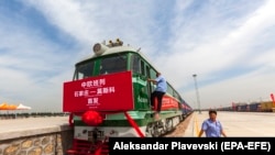 Çində dəmiryolu işçiləri Rusiyaya qatar yola salırlar, arxiv fotosu