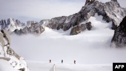Pamje e tre alpinistëve në malin Mont Blanc
