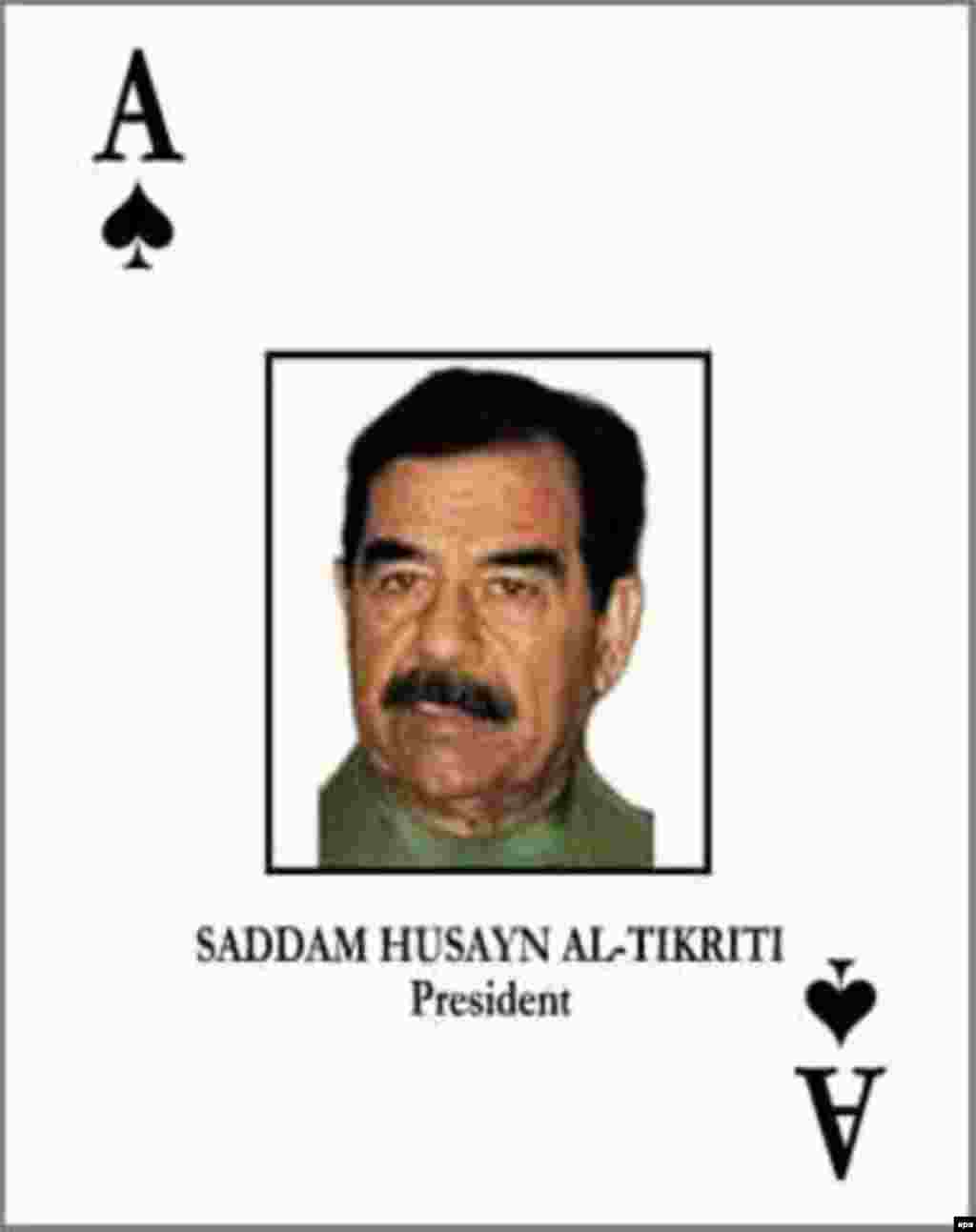 Iraq -- Saddam Hussein as the ace of spades, 2003 - Berniçä yıl kierenkelek häm Ğiraqnıñ BMO qararların kire qağuınnan soñ, AQŞ citäklägän koalitsiä köçläre 2003neñ yazında Säddamnı bärep töşerde. Xösäyen häm başqa Ğiraq räsmilären ezlägän amerikan räsmilärenä alarnıñ sürätläre töşkän kartlar taratıldı.