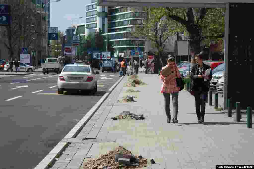 Работниците го „нападнаа “ Скопје - И покрај реновирањето, не сите улици се докрај средени 