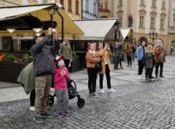 Жители Праги перестали носить медицинские маски на улице