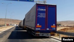 Բեռնատարները սպասում են հատել թուրքական սահմանը, արխիվ