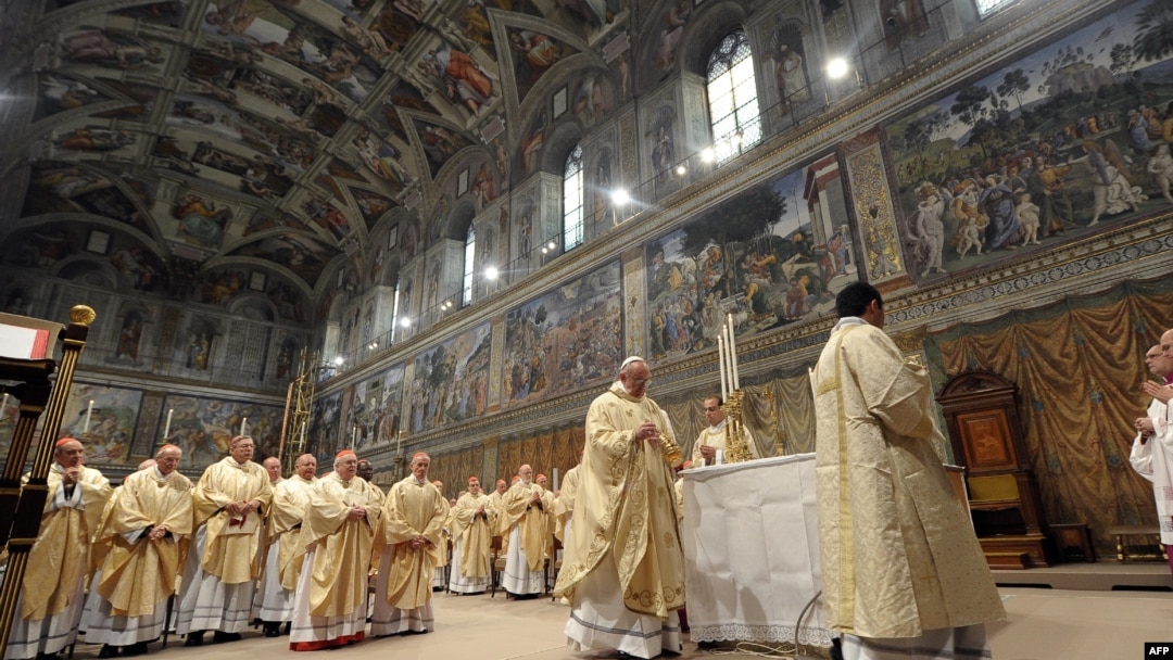 Papa Francisc conduce în Capela Sixtină prima slujbă în calitate de papă proaspăt ales, la o zi după numirea sa, pe 13 martie 2013.