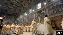Papa Francisc conduce în Capela Sixtină prima slujbă în calitate de papă proaspăt ales, la o zi după numirea sa, pe 13 martie 2013.