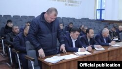Мингбулоқ ҳокими Нуршод Худойбердиев узр сўрамоқда.