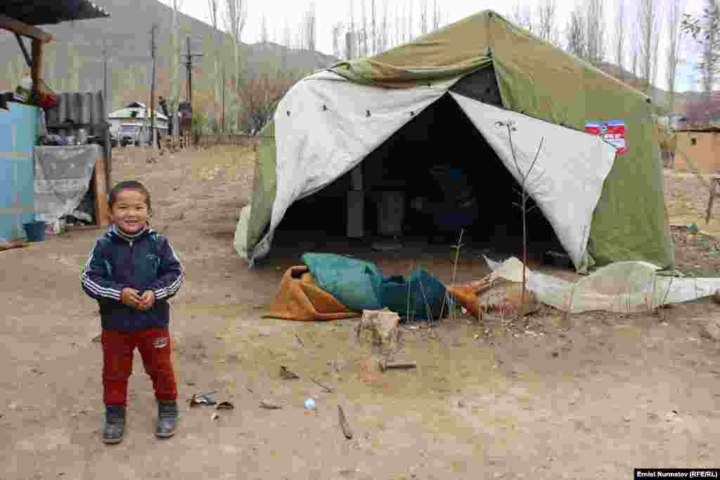 В МЧС сообщили, что еще 90 палаток будет выделено Кара-Сууйскому и Алайскому районам. Однако вынужденные жить в палатках люди заявляют, что ночью в них очень холодно, люди мерзнут. &nbsp;