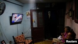 Кубінцы глядзяць навіну пра крушэньне самалёта 18 траўня 2018 году