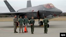 Американский личный состав на военной базе в Амари