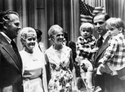 Senator Joe Biden nosi svoja dva sina Josepha i Roberta, 1972.