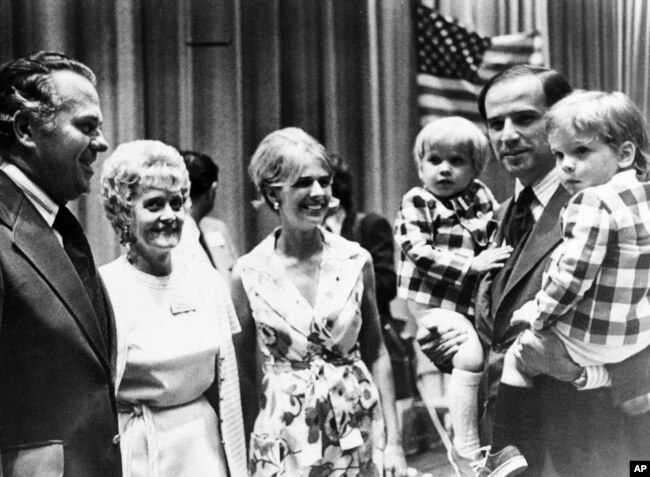 Senator Joe Biden nosi svoja dva sina Josepha i Roberta, 1972.