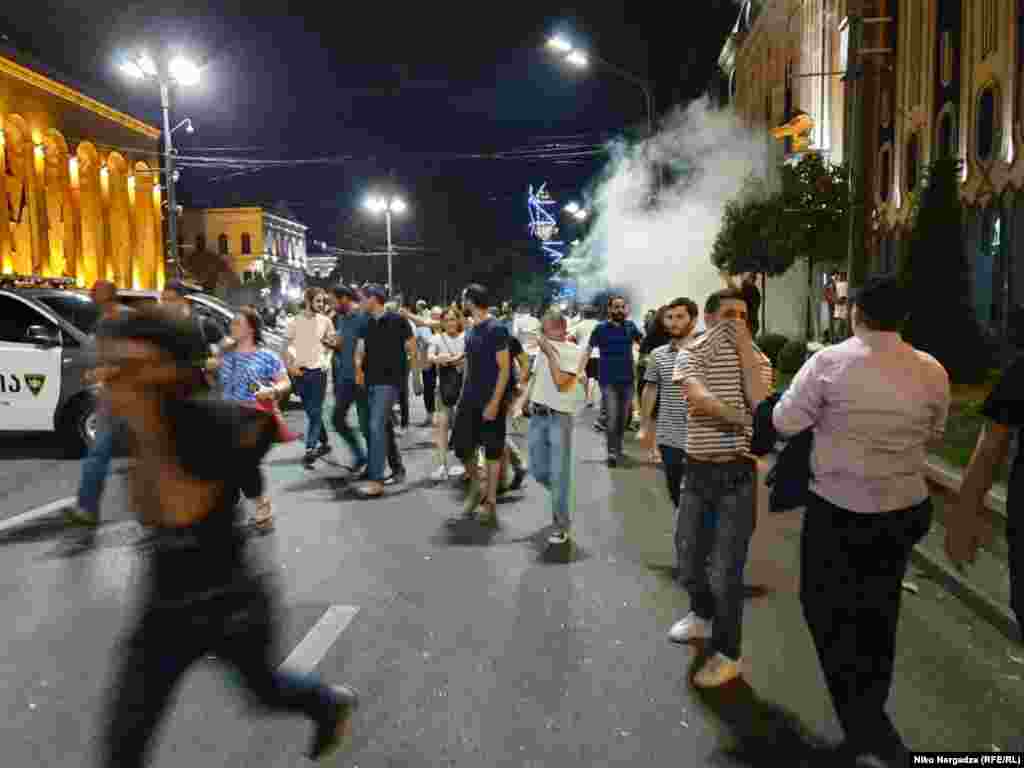 Поліція двічі спробувала розігнати протестувальників сльозогінним газом.&nbsp; За повідомленнями грузинського телеканалу &laquo;Руставі 2&raquo;, по натовпу стріляли гумовими кулями