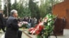 Прэзыдэнт Польшчы Лех Качыньскі ўскладае кветкі да помніка ў Катыні, 17 верасьня 2007
