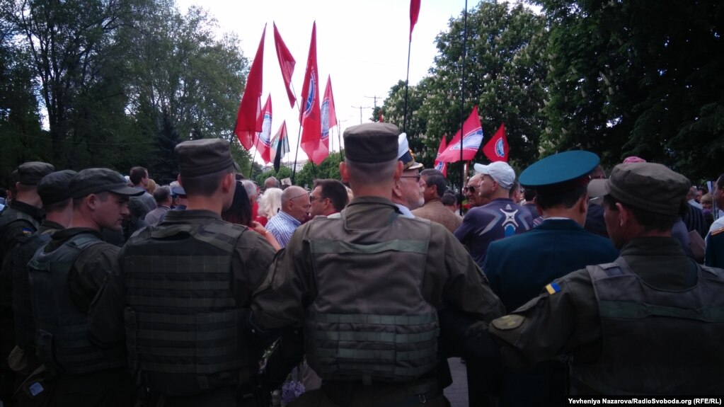 Soldiers of the National Guard served in the ring up to 200 participants in the action “Regiment of Victory”, dividing the participants in the protest, Zaporizhzhya, May 9, 2017