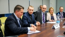 Станіслав Асєєв (другий зліва) і президент корпорації Радіо Свобода Джеймі Флай (третій зліва)