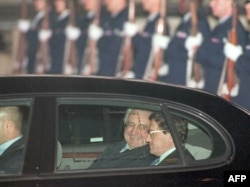 Franjo Tuđman stiže na mirovne pregovore u Dejtonu u pratnji Ričarda Holbruka.