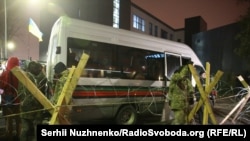 Заблокированное здание телеканала NewsOne в Киеве