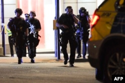 Вооруженная полиция на месте теракта в Лондоне