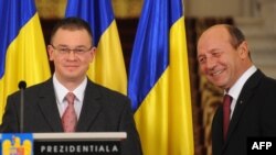 Румыния президенті Траян Бэсеску (оң жақта) жаңа тағайындалған премьер-министр Михай Разван Унгурянуді парламентте таныстырып тұр. Бухарест, 6 ақпан 2012 жыл.