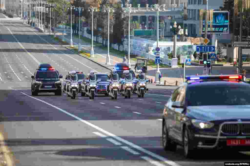 Lukashenka&#39;s motorcade on its way to the swearing-in ceremony