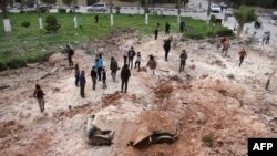 Sirianët janë tubuar në vendin ku më herët kishte ndodhur një sulm ajror