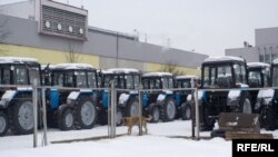 Беларускія трактары на стаянцы гатовай пардукцыі. Архіўнае фота