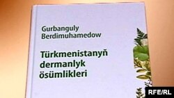 Prezident koronowirusy agzaman, onuň öňünde 'mukaddes' ýüzärlik bilen durmaga çagyrýar 