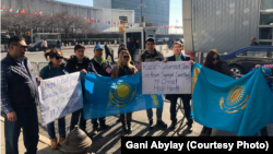 Этнические казахи, участвовавшие в митинге против политики Китая в отношении этнических меньшинств, призывают не выдавать Сайрагуль Сауытбай Китаю. Нью-Йорк, 5 февраля 2019 года.