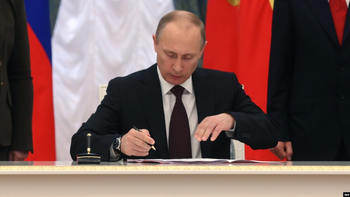 Putin Signs Law Decriminalizing Some Domestic Violence 