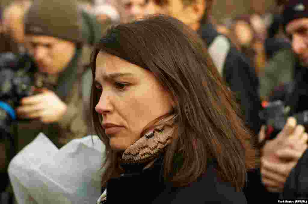 В церемонии участвовала дочь Бориса Немцова Жанна. «Спасибо всем, кто пришел сегодня. Я рада, что эта площадь будет названа именем моего отца. Спасибо мэру Праги Зденеку Гржибу, всем жителям Праги, которые добивались этого. Это действительно очень важно для россиян. Я хочу поделиться с вами сегодня, в годовщину убийства моего отца, своими эмоциями. Конечно, это огромная личная трагедия, но так как был убит не только мой отец, но и российский политический деятель, лидер российской оппозиции, передо мной, как его дочерью, встало несколько вопросов. А именно: молчать или что-то делать? И я могу сказать, что мне было страшно заниматься расследованием. Мне было безумно страшно подписывать ходатайство о допросе президента Чечни Рамзана Кадырова. О допросе главы внутренних войск Виктора Золотова. Мне было страшно создавать фонд Немцова, потому что у меня не было никакого опыта. Но я сделала этот выбор», – сказала в своей речи Жанна Немцова.