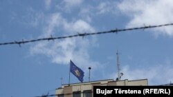 Kosovë: flamuri i Republikës së Kosovës mbi ndërtesën e Ministrisë së Punëve të Jashtme të Kosovës. 