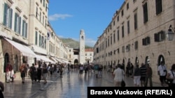 "Štikle, mrežaste čarape i minica narušavaju taj božićni sklad" (na fotografiji: Dubrovnik)