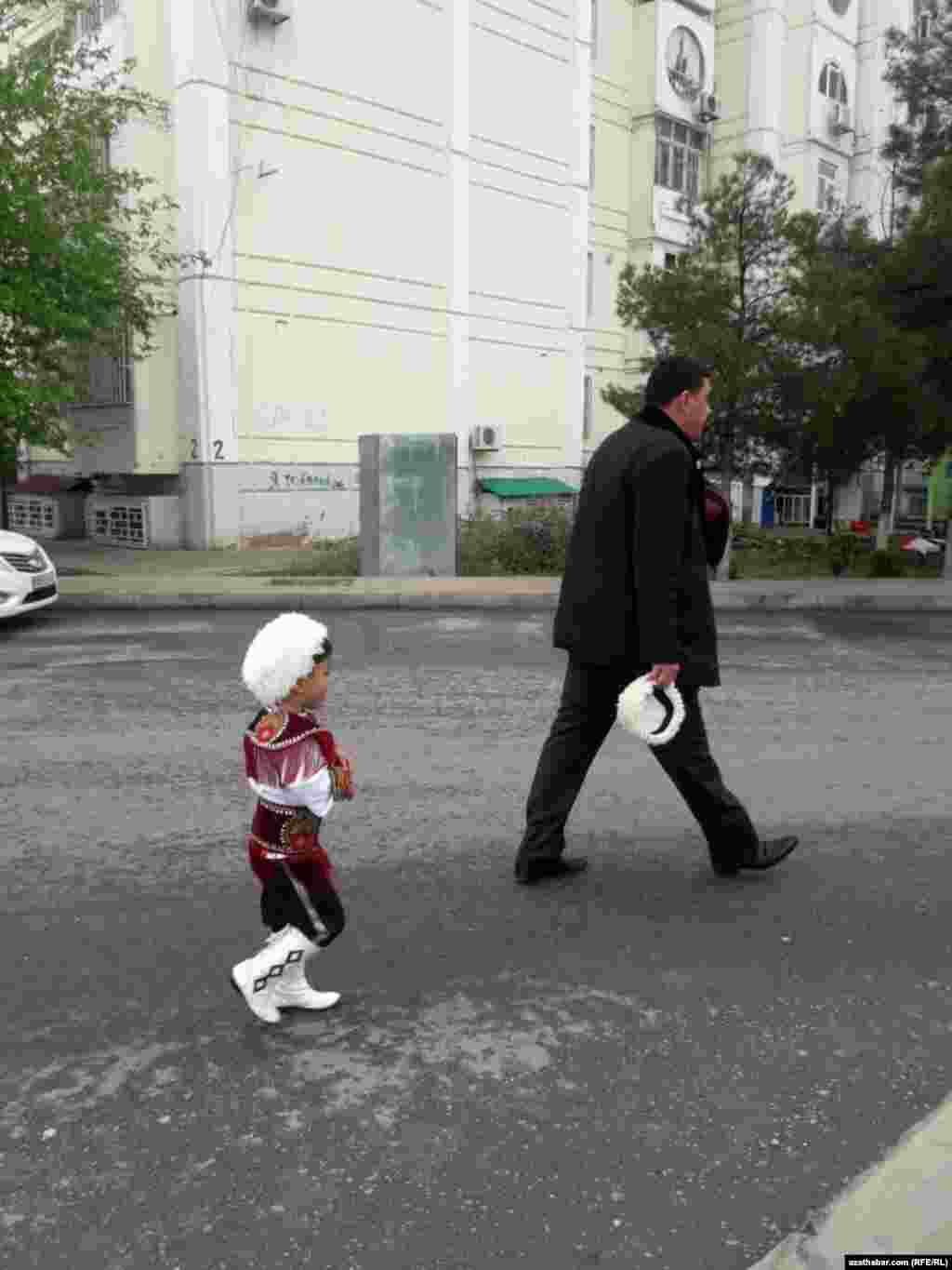 Мальчик в традиционном туркменском костюме и шапочке, Ашхабад&nbsp;