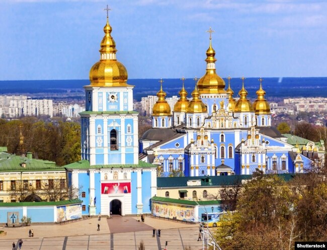 Михайлівський Золотоверхий монастир у Києві, який належить Православній церкві України (ПЦУ)