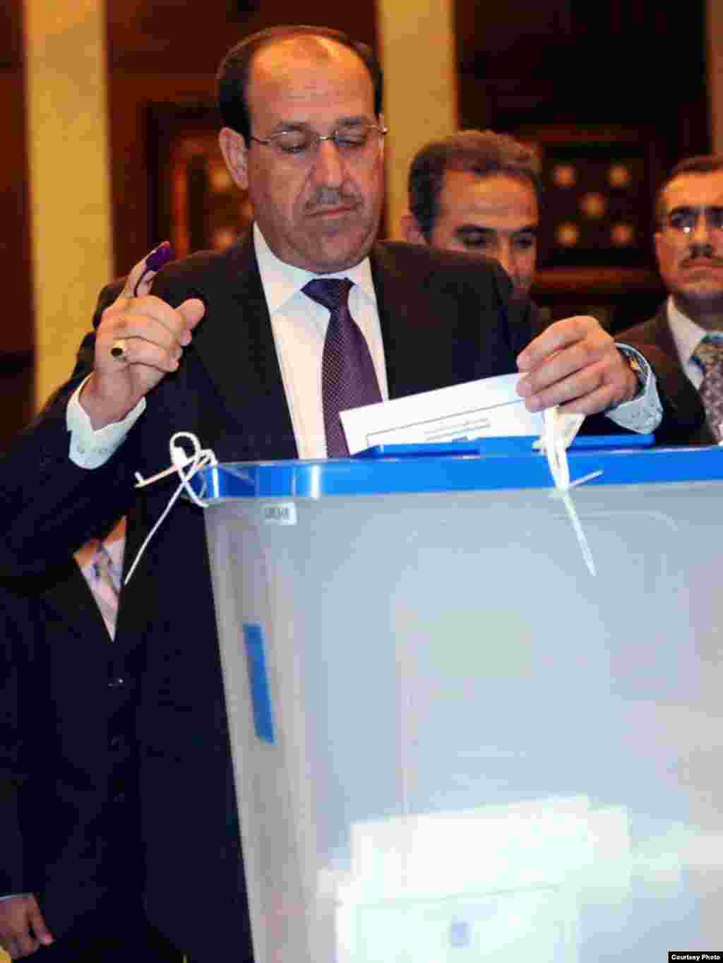 رئيس الوزراء نوري المالكي يدلي بصوته في بغداد
