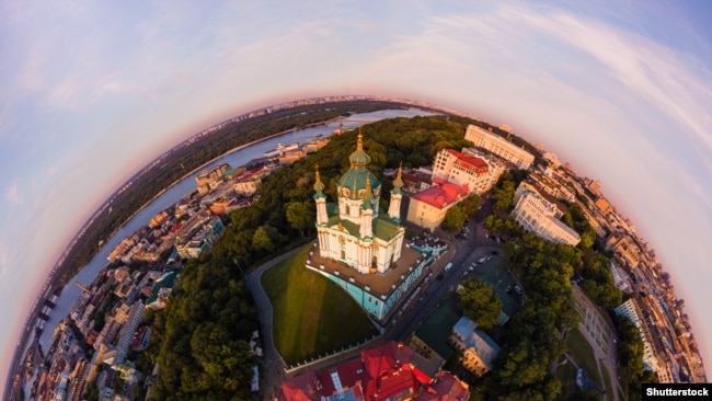 Андріївська церква в Києві, яку передали в безоплатне користування Вселенському патріархату. Церква збудована в 1747–1762 роках