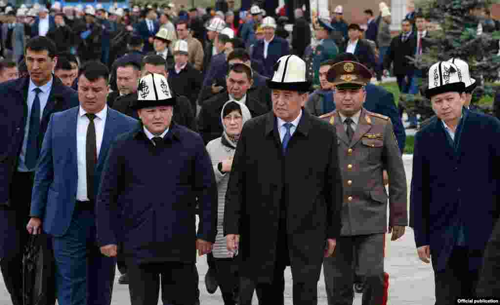 На прошлой неделе во время съезда СДПК стало заметно похолодание в отношениях президента Сооронбая Жээнбекова и Алмазбека Атамбаева, которые были одной командой во время президентских выборов.