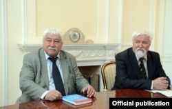 Профессорлор Юлий Худяков менен Виктор Бутанаев. Бишкек. 18.4.2017.