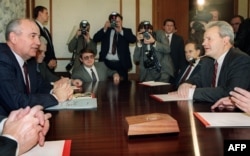 'Nisu razumeli čak ni metaforičan govor Mihaila Gorbačova koji ih upozorava da morate da uklopite svoje interese u interese velikih sila na Balkanu.' (Fotografija: Gorbačov i Milošević 1991.)