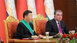 Президент Китая Си Цзиньпин (слева) и президент Таджикистана Эмомали Рахмон в Душанбе в 2019 году.