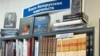 Паліца з кнігамі беларускіх выдавецтваў у кнігарні, архіўнае фота