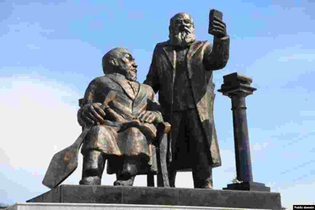 23 маусым күні Өскеменде Абай мен Евгений Михаэлиске қойылған жаңа ескерткіштің суреті интернетте жарияланған соң, оның көркемдік мазмұны қатты сынға қалды. Президент Нұрсұлтан Назарбаевтың Шығыс Қазақстанға сапары қарсаңында шұғыл орнатылған ескерткіш қоғамдық наразылықтан кейін, маусымның 24-і күні алынып тасталды.