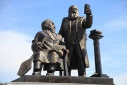 Памятник Абаю и Евгению Михаэлису в Усть-Каменогорске.
