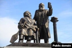 Памятник Абаю и Евгению Михаэлису в Усть-Каменогорске.