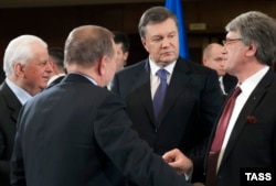 Президент Віктор Янукович (другий праворуч) розмовляє зі своїми попередниками під час зустрічі в Києві 13 грудня 2013 року
